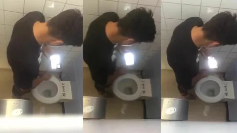 Junger Rebeu beim Wichsen auf der Toilette erwischt