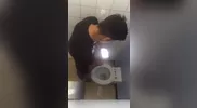Rebeu joven pillado pajeándose en el baño