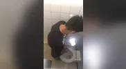 Rebeu joven pillado pajeándose en el baño