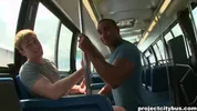 Interracial Sex im Bus