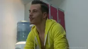 Nathan Hope wichst in der Umkleide