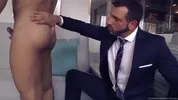 Muskulöser Gay-Sex im Anzug mit Krawatte