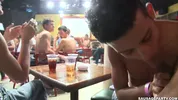 Go-go dancer pompati in discoteca