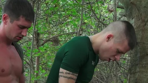 Gioco esibizionista tra militari