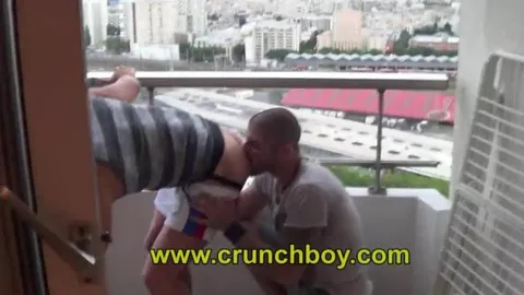 El pornstar MAX TORO se lo folla bareback a un pasivo sumiso