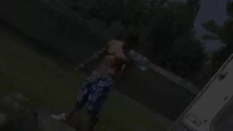 Uno zingaro super esibizionista mostra i suoi muscoli