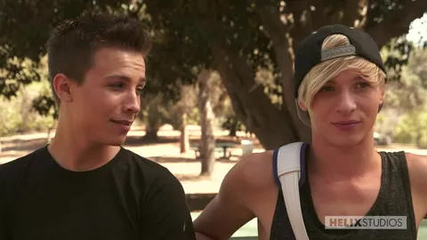 Twink effeminato sommerso di sborra