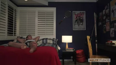 No se resiste a su colega en jockstrap