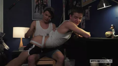 Non resiste all’amico in jockstrap