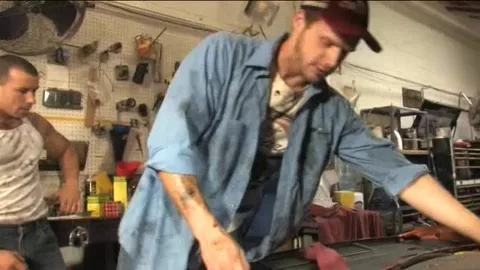 Mecs musclés au garage — sodomie & dilatation anale