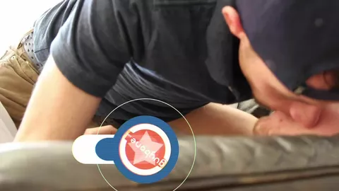 Sesso tenero e birichino sul divano in pelle