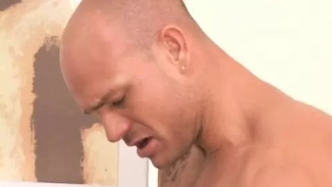 Sportlicher asiatischer Bottom wird weit geöffnet