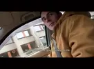 Il se fait baiser par un hétéro dans la bagnole