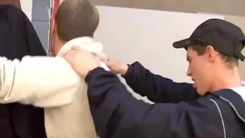 Démonté par un beau gosse en casquette