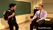 Une professeur se tape un jeune étudiant gay