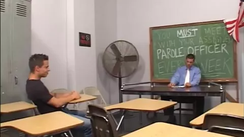 Brent Everett pega o professor