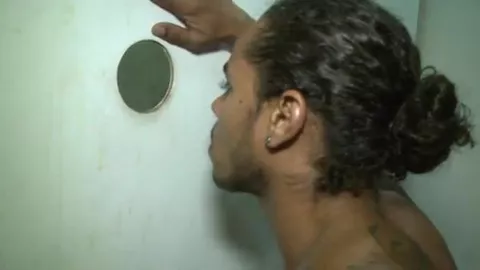 Meticcio succhiacazzi ai gloryhole