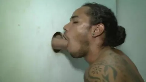 Meticcio succhiacazzi ai gloryhole