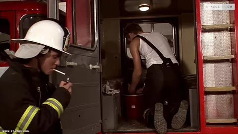 Bombeiros com fogo no cu