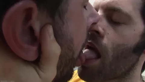 Pompino tra due tipi molto alternativi