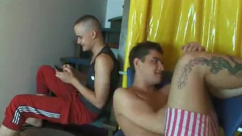 Doppia penetrazione per un belloccio sexy