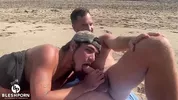 Julian Blesh & Leo Bulgari — Areia, mar, sol e um boquete insano!!!