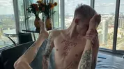 Jeune punk tatoué baise bareback