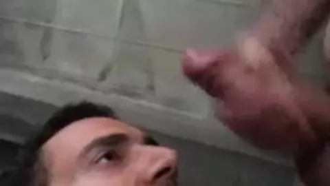 Sborra in faccia per strada