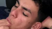 Junger Latino-Gay schluckt sein eigenes Sperma im Hotel