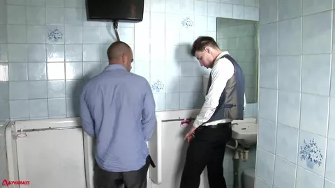 Plan sexe dans les toilettes du restaurant entre Damien Crosse et Kayden Gray