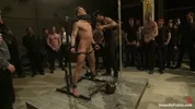 Adam Knox leva gangbang num festival de porra