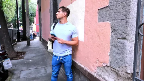 Airbnb: becca il padrone di casa e glielo succhia sotto la doccia — Vic Gioz & Rocco Dominguez