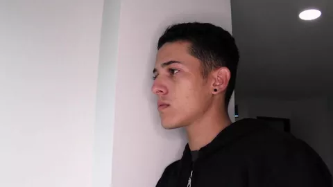 Ruban Dario – Un latino sexy caresse son énorme bite