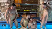 Orgia gay na piscina