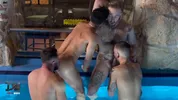 Orgia gay na piscina