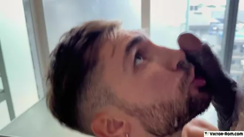 Viktor baise un fan gay à Singapour