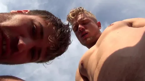 Tre bei tipi scatenati in spiaggia
