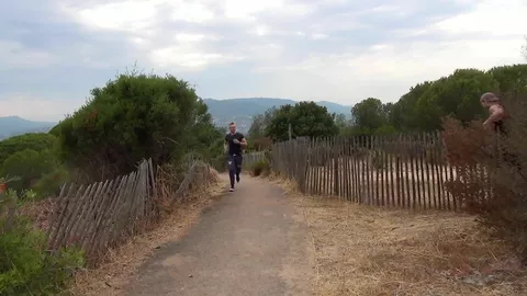 Outdoor-Fick für zwei gut bestückte Kerle