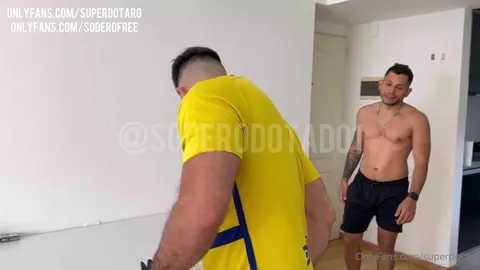 Dopo la partita, il mio amico mi mangia il culo sudato