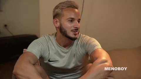 Plan cul gay pour Stallion Fabio avant d'aller faire son sport