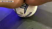 Niño futbolista de gran polla
