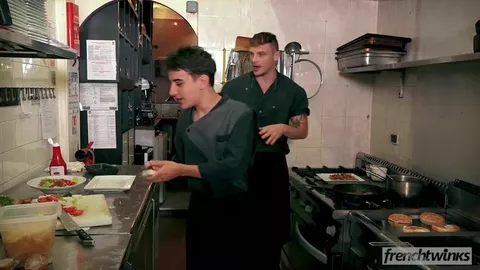Gangbang entre des garcons en restaurant