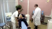 En el dentista — garganta profunda para curar la muela