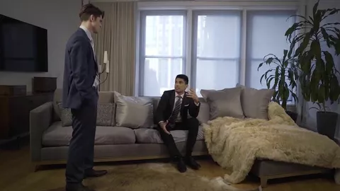 Jóvenes ejecutivos prueban varios ejercicios sexuales