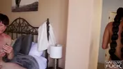 Jenna Beck déverse une piscine de sperme sur elle !