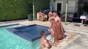 Orgie interracial à la piscine