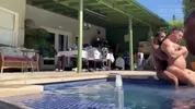 Orgie interracial à la piscine