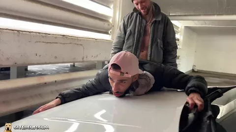Fodendo um cu peludo no estacionamento