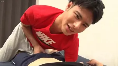 Akihiro ha un corpo ben allenato e un sorriso carino e innocente.