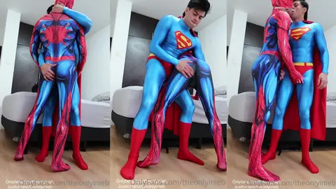 Superman baise spiderman